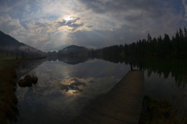 Güzel bir yer olan Geroldsee 'ye giden bir patika var..