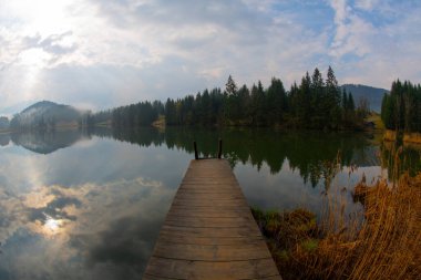 Güzel bir yer olan Geroldsee 'ye giden bir patika var..