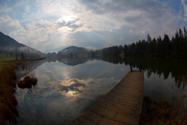 Güzel bir yer olan Geroldsee 'ye giden bir patika var..