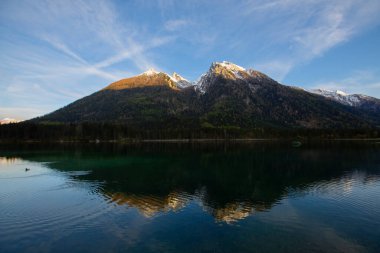 Der Hintersee, Den sagenhaften Zauberwald 'da bettet.