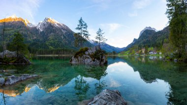 Der Hintersee, eingebettet in den sagenhaften Zauberwald clipart