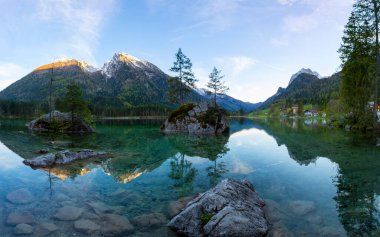 Der Hintersee, Den sagenhaften Zauberwald 'da bettet.
