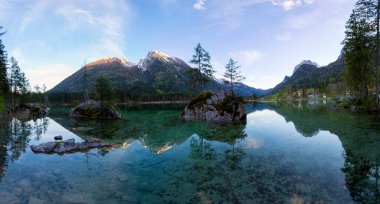 Der Hintersee, Den sagenhaften Zauberwald 'da bettet.