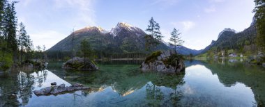 Der Hintersee, Den sagenhaften Zauberwald 'da bettet.