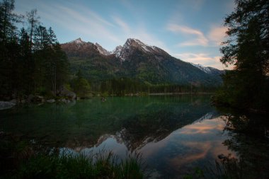 Der Hintersee, Den sagenhaften Zauberwald 'da bettet.
