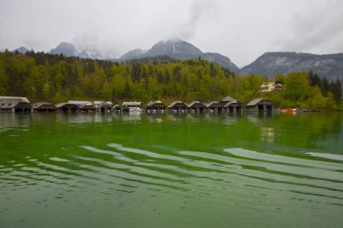 Watzmann Dağı eteğindeki ünlü göl Konigssee, Berchtesgaden 'de doğal bir krallıktır..