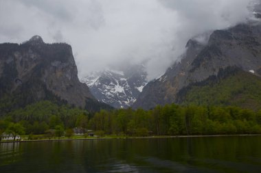 Watzmann Dağı eteğindeki ünlü göl Konigssee, Berchtesgaden 'de doğal bir krallıktır..