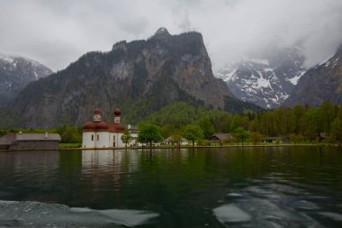 Watzmann Dağı eteğindeki ünlü göl Konigssee, Berchtesgaden 'de doğal bir krallıktır..