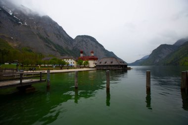 Watzmann Dağı eteğindeki ünlü göl Konigssee, Berchtesgaden 'de doğal bir krallıktır..