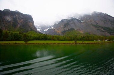 Watzmann Dağı eteğindeki ünlü göl Konigssee, Berchtesgaden 'de doğal bir krallıktır..