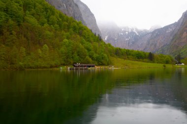 Watzmann Dağı eteğindeki ünlü göl Konigssee, Berchtesgaden 'de doğal bir krallıktır..