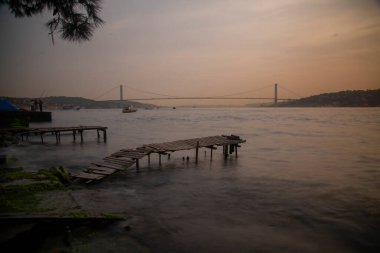 Uzun pozlama tekniğiyle çekilmiş bir iskele. Köprü.