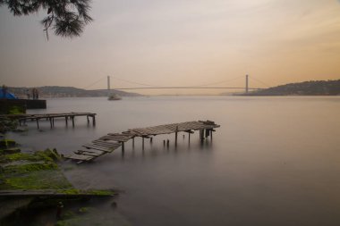 Uzun pozlama tekniğiyle çekilmiş bir iskele. Köprü.