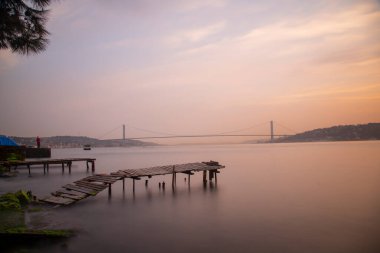 Uzun pozlama tekniğiyle çekilmiş bir iskele. Köprü.
