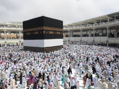 Kabe, Suudi Arabistan 'daki Büyük Cami' nin merkezine yakın bir tapınak.