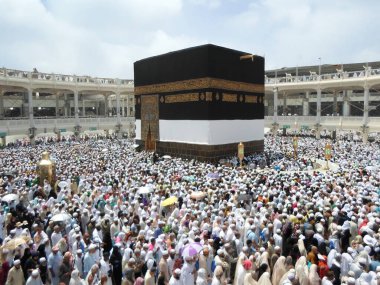 Kabe, Suudi Arabistan 'daki Büyük Cami' nin merkezine yakın bir tapınak.