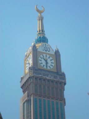 Kabe, Suudi Arabistan 'daki Büyük Cami' nin merkezine yakın bir tapınak.