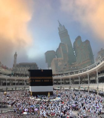 Kabe, Suudi Arabistan 'daki Büyük Cami' nin merkezine yakın bir tapınak.