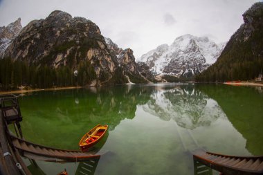 Pragser Wildsee veya Prag Gölü