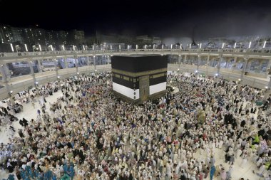 Kabe, Suudi Arabistan 'daki Büyük Cami' nin merkezine yakın bir tapınak.