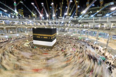 Kabe, Suudi Arabistan 'daki Büyük Cami' nin merkezine yakın bir tapınak.