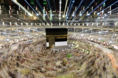 Kabe, Suudi Arabistan 'daki Büyük Cami' nin merkezine yakın bir tapınak.