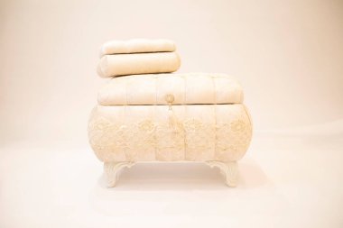 Beyaz arkaplanda Bohca Çeyiz Sandığı