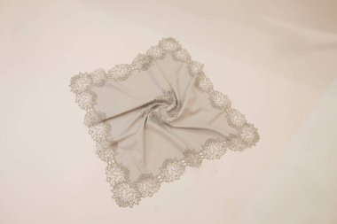 Dantelli ve şık masa örtüsü.