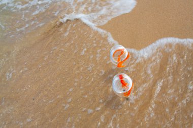 Akvaryumdaki balıklar deniz kenarında