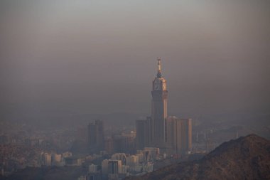 Mekke, Arap Yarımadası 'nın batısında ve Kızıl Deniz' in doğusunda yer alır. İslam dininin en kutsal şehri olarak kabul edilir..