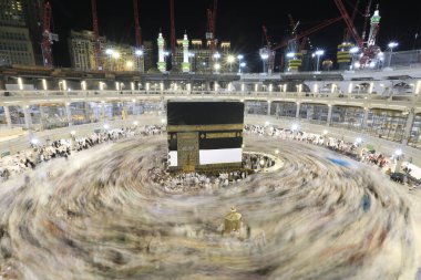 Mekke, Arap Yarımadası 'nın batısında ve Kızıl Deniz' in doğusunda yer alır. İslam dininin en kutsal şehri olarak kabul edilir..