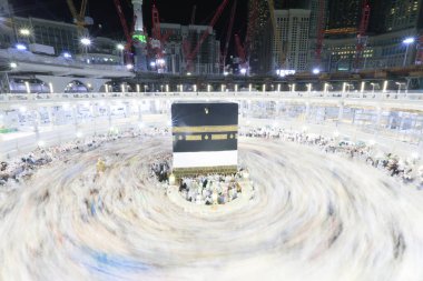 Mekke, Arap Yarımadası 'nın batısında ve Kızıl Deniz' in doğusunda yer alır. İslam dininin en kutsal şehri olarak kabul edilir..