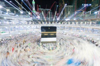 Mekke, Arap Yarımadası 'nın batısında ve Kızıl Deniz' in doğusunda yer alır. İslam dininin en kutsal şehri olarak kabul edilir..