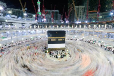 Mekke, Arap Yarımadası 'nın batısında ve Kızıl Deniz' in doğusunda yer alır. İslam dininin en kutsal şehri olarak kabul edilir..