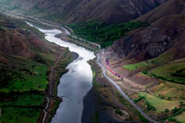 Elaz ilinin bir ilçesidir. Palu Bölgesi 'nin merkezidir..