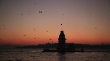 Günbatımı renklerinde Bakire Kulesi