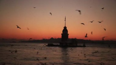 Günbatımı renklerinde Bakire Kulesi