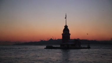 Günbatımı renklerinde Bakire Kulesi