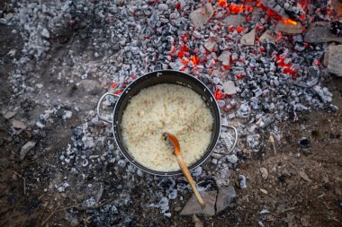 Kamp ateşinde pişmiş tereyağlı pirinç pilavı.