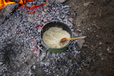 Kamp ateşinde pişmiş tereyağlı pirinç pilavı.