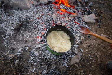Kamp ateşinde pişmiş tereyağlı pirinç pilavı.