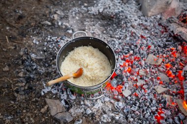 Kamp ateşinde pişmiş tereyağlı pirinç pilavı.