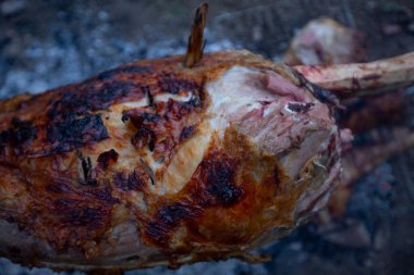 Kamp ateşinde bütün bir kuzuyu pişirmek