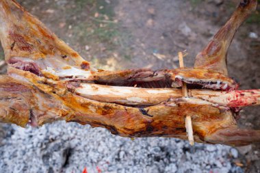 Kamp ateşinde bütün bir kuzuyu pişirmek