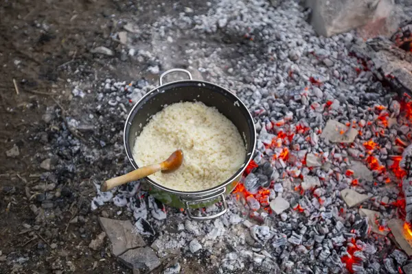 Kamp ateşinde pişmiş tereyağlı pirinç pilavı.
