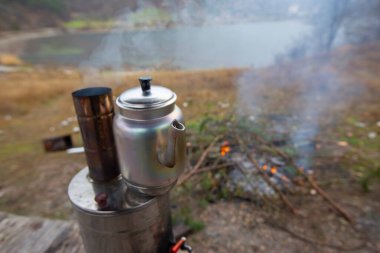 Kamp ateşinin üstünde semaverde çay