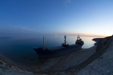 Bozcaada, Canakkale 'de büyük bir gemi kıyıya vurdu.