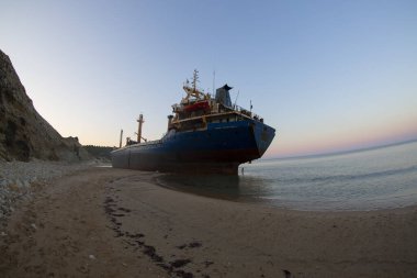 Bozcaada, Canakkale 'de büyük bir gemi kıyıya vurdu.