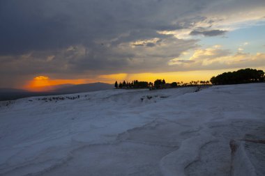 Pamukkale, Türkiye 'nin Ege bölgesinde Denizli ilinde doğal bir yerleşim yeridir..