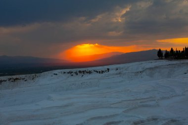 Pamukkale, Türkiye 'nin Ege bölgesinde Denizli ilinde doğal bir yerleşim yeridir..